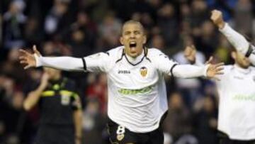 <b>EUFORIA. </b>Sophiane Feghouli celebró con mucha alegría su golazo, el primero de su cuenta, que sirvió para abrir la lata del conjunto asturiano.