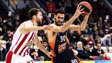 EPA7984. PIRAEUS (GRECIA), 22/02/2018.- El alero español Joan Sastre (d) del Valencia Basket trata de anotar ante el escolta letón Janis Strelnieks del Olympiakos (i) durante un encuentro de fase de grupos de la Euroliga, en el Pireo , Greci