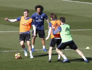 Durante el entrenamiento jugaron un partidillo, y Bale apunta a titular.