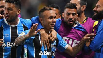 Everton celebra con sus compa&ntilde;eros de Gremio el gol que marc&oacute; ante Pachuca y que vale el pase a la final del Mundial de clubes.