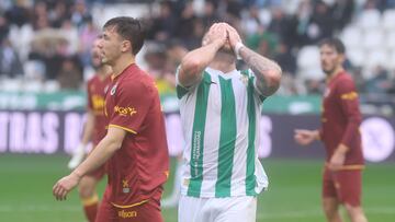 Casas se lamenta en el partido contra el Racing