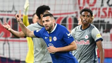 Mateo Kovacic, jugador del Chelsea, celebra un gol.