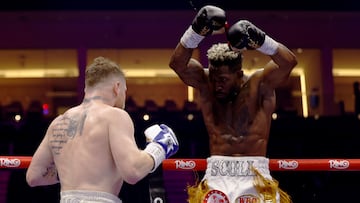 Canelo ?lvarez intentando golpear a William Scull en la unificaci¨®n del peso supermedio.