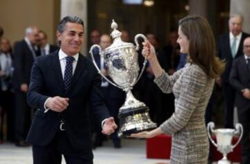 Sergio Scariolo recoge la Copa Barón de Güell al equipo o selección nacional que más ha destacado por su actuación deportiva.