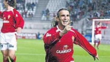 <b>SIN LUJOS. </b>El Murcia no jugó brillante pero sí supo aprovechar el tanto de Iván para abrir brecha con el sólido, y ya batido, Cádiz de Jose.