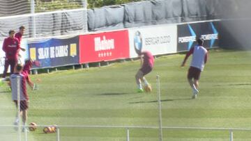 Gameiro takes a ball full in the face in Atlético training