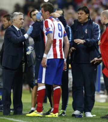 Mandzukic recibe un codazo de Ramos dentro del área. El colegiado no señaló nada y el croata está muy enfadado. 