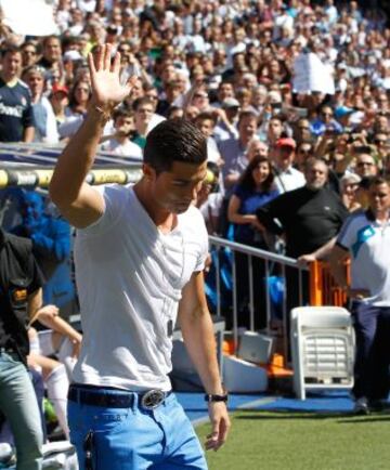 Cristiano Ronaldo saludando a los aficionados del Real Madrid antes de recibir el premio al "jugador más saludable".