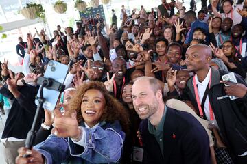 El Príncipe Guillermo y Nomzamo Mbatha posan para una selfie con jóvenes durante el Programa de Jóvenes Líderes Climáticos del Premio Earthshot el 4 de noviembre de 2024 en Ciudad del Cabo, Sudáfrica.