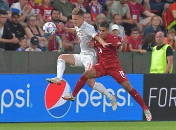 Dani Olmo con Ondrej Lingr.