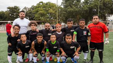 Todos los jugadores de la Selección Nacional de Talla Baja posan para la foto.