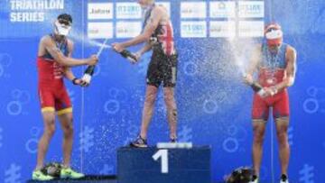 De izquierda a derecha, Mario Mola, Jonathan Brownlee y Javier Gómez Noya en el podio.