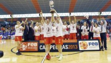 Clara Bermejo y Anna Cruz, capitanas del Rivas Ec&oacute;polis, levantan la Copa de la Reina.