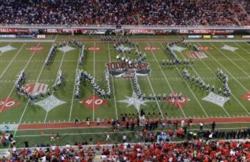 Miembros de los Jackson State Tigers Sonic Boom durante el descanso del partido entre UNLV y JSU en Las Vegas, Nevada. 