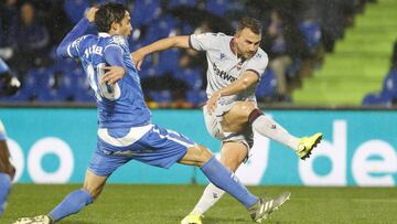 Borja Mayoral dispara ante Etxeita en un Getafe - Levante.