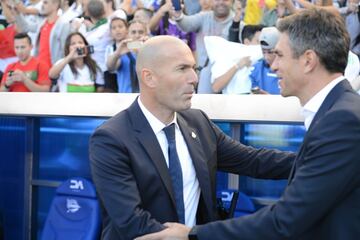 Zidane y Pellegrino se saludan. 