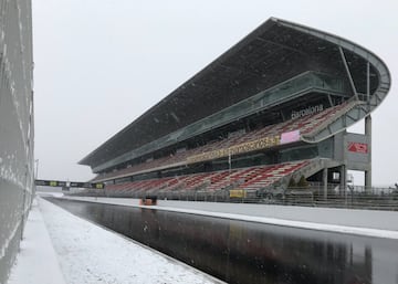 Montmeló se despierta nevado en el tercer día de test de F1