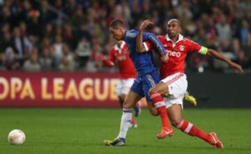 Fernando Torres se va de Luisao en el primer gol del encuentro.