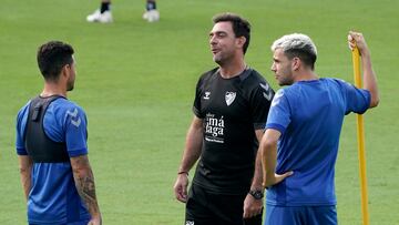 Rubén Castro, Guede y Álex Gallar conversan durante un entrenamiento.