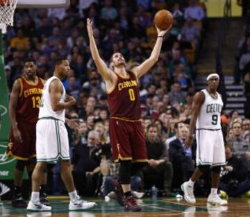 Kevin Love implora al cielo en el partido ante los Celtics.