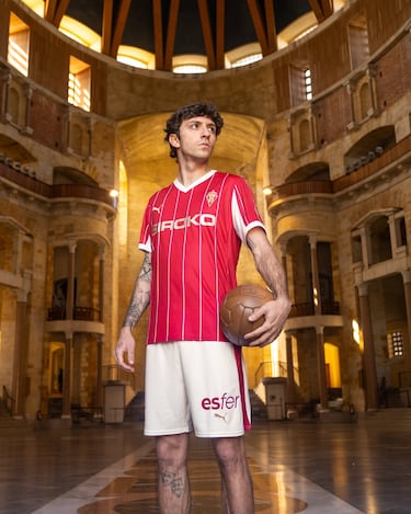 La camiseta está inspirada en la equipación alternativa que el Real Sporting de Gijón utilizó durante la década de los 80, un modelo completamente rojo con finas líneas verticales, cuello en pico y escudo bordado en dorado. Aquella camiseta se utilizó de forma puntual cuando coincidían los colores con el rival, llegando a vestirse en escenarios como San Mamés, el Vicente Calderón o en un partido de Copa del Rey ante el Club Siero. Este diseño estuvo presente en una etapa destacada del club, marcada por finales de Copa, participación en competiciones europeas y por jugadores como Cundi, Jiménez, Maceda, Joaquín, Mesa, Eloy, Ferrero o Quini. La prenda actual recupera aquella equipación como homenaje a una época que permanece en la memoria del sportinguismo.