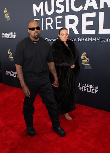 Kanye West y Bianca Censori en la red carpet de la 67? entrega de los Grammy Awards en Los Angeles, California.