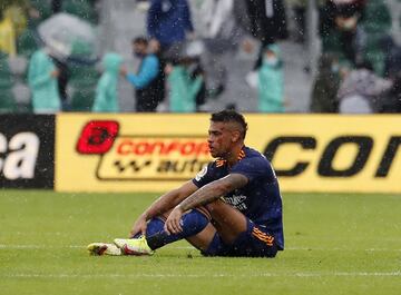 El jugador del Real Madrid ha sufrido una aparatosa caída durante el partido de liga ante el Elche, que le ha supuesto una rotura en la nariz que le hará pasar por el quirófano.