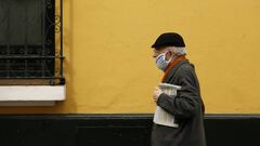 SEVILLE, SPAIN - APRIL 09: An elderly man wearing a protective mark holds a newspaper on April 09, 2020 in Seville, Spain. Due to the COVID-19 outbreak in Spain, traditional Easter celebrations will not be able to take place as planned. (Photo by Marcelo 