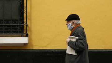 SEVILLE, SPAIN - APRIL 09: An elderly man wearing a protective mark holds a newspaper on April 09, 2020 in Seville, Spain. Due to the COVID-19 outbreak in Spain, traditional Easter celebrations will not be able to take place as planned. (Photo by Marcelo 