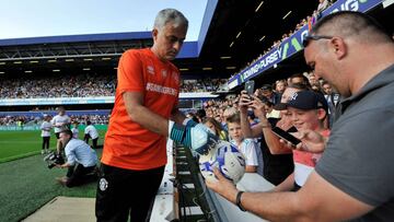 José Mourinho, firmando autógrafos durante un partido solidario.