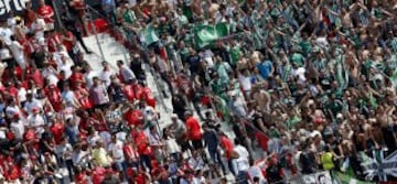 Aficionados del Sevilla y el Betis en la grada durante el derbi.