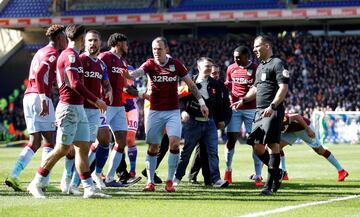 Un seguidor del Birmingham City Football Club ha saltado al terreno de juego durante el encuentro frente al Aston Villa y ha agredido al jugador del Jack Grealish, símbolo de los 'Villanos'. 