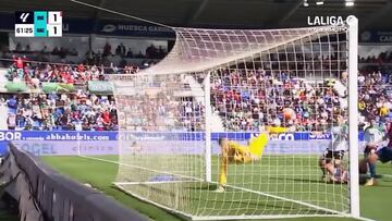 La escalofriante lesión del portero del Huesca que dejó helado a todo El Alcoraz