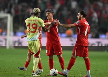 Durante el duelo entre la selección española y Turquía saltaron chispas entre los jóvenes jugadores del Fútbol Club Barcelona y el Real Madrid. Güler se disponía a sacar una falta, Lamine Yamal se colocó delante del balón impidiéndolo y el turco le lanzó un empujón al jugador del club blaugrana. 