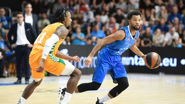 El base del Fuenlabrada Clevin Hannah (d) juega un balón ante Shannon Evans, del Betis, durante el partido de la Liga ACB de baloncesto disputado este sábado en Fuenlabrada.