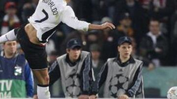 <b>FLOTANDO EN EL AIRE.</b> El primer gol de Cristiano Ronaldo fue de auténtico dibujo animado porque el portugués se quedó suspendido en el aire unos segundos para poder rematar de cabeza el pase Scholes.