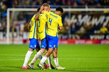 Los jugadores del RKC Waalwijk desolados mientras las asistencias médicas atienden a su compañero de equipo,  Etiene Vaessen.