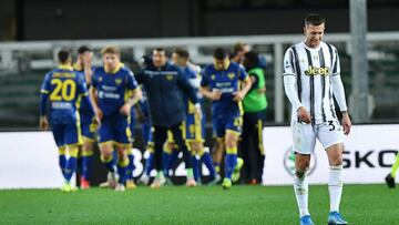 Soccer Football - Serie A - Hellas Verona v Juventus - Stadio Marc&#039;Antonio Bentegodi, Verona, Italy - February 27, 2021 Juventus&#039; Federico Bernardeschi looks dejected as Hellas Verona&#039;s Antonin Barak celebrates scoring their first goal with