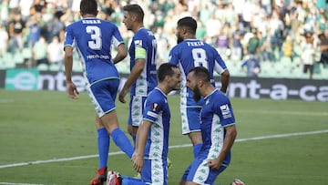 Juanmi y Borja celebran el empate del Betis.