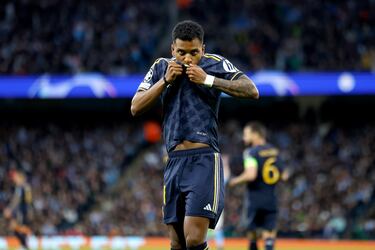 Rodrygo Goes se besa el escudo de la camiseta tras anotar el primer gol del encuentro.