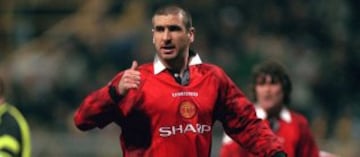 Famoso por su temperamento dentro y fuera de la cancha, además de su grandioso talento. Erick Cantona es recordado por haberle pegado una brutal patada a un hincha del Crystal Palace en partido contra el Manchester United por la Premier League.