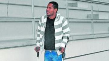 <b>RESIGNADO. </b>Angulo, que desde ayer luce muletas, está tranquilo y confiado en que la operación y la recuperación salgan bien.