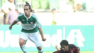 Valdivia maneja el balón ante un rival de Atlético Paranaense, en la última fecha del Brasileirao.