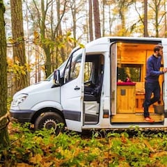 Convierten una furgoneta en un lujoso chalet andante para amantes del esquí y la montaña