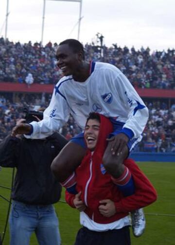 La celebración de Luis Suárez con un compañero en andas.