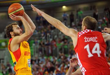 España conquistó el bronce en el Eurobasket 2013 frente a Croacia. 'Chacho' Rodríguez lanza a canasta ante Luka Zoric. 
