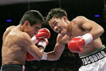 Pacquiao y Morales pelearon una tercera vez a finales de 2006 batiendo el r¨¦cord de asistencia con m¨¢s de 18.200 personas. El filipino derrot¨® al mexicano con un nocaut t¨¦cnico en el tercer asalto. Este a?o fue el a?o de Pacquiao: fue nombrado por HBO y The Ring como "el peleador del a?o".