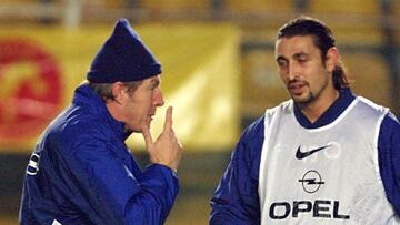 le nouvel entraîneur du PSG Luis Fernandez (G) dirige l'entraînement du défenseur Eric Rabesandratana, le 05 décembre 2000 au stade Ali Sami Yen à Istanbul, à la veille d