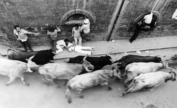 Participantes esquivan a los toros durante las Fiestas de San Fermín de 1922.