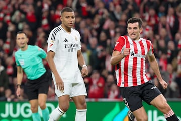 BILBAO, 04/2/2024.- El delantero del Real Madrid Kylian Mbappé (i) tras fallar el penalti durante el partido de la jornada 19 de LaLiga que Athletic Club de Bilbao y Real Madrid disputan este miércoles en el estadio de San Mamés, en Bilbao. EFE/LUIS TEJIDO
